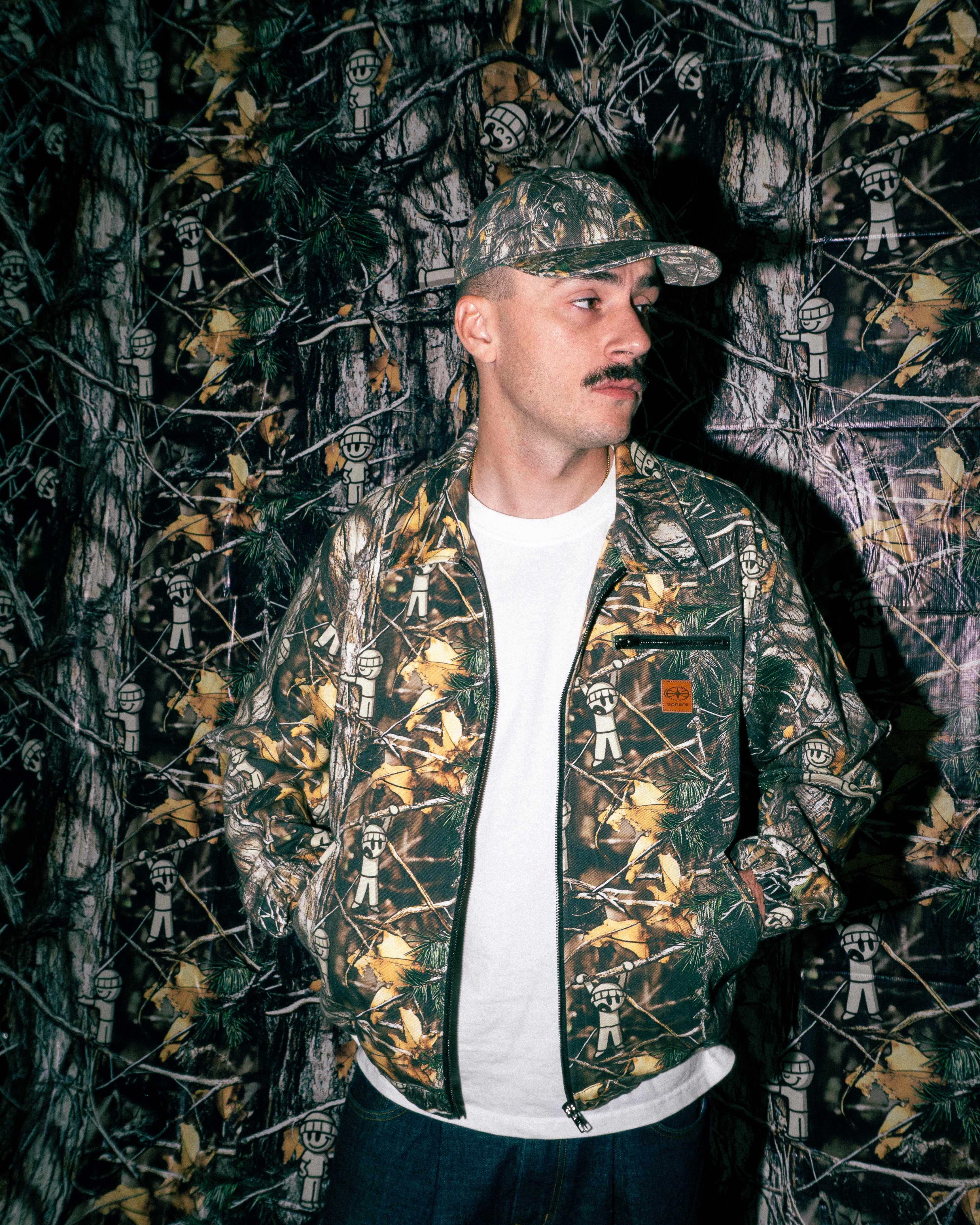 Modèle portant veste camo forest outdoor lifestyle streetwear Supraw